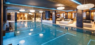 Bergfried - Wellnessbereich Pool, Schwimmbad, Ruheraum, Liegeinseln, Kissen, Outdoor